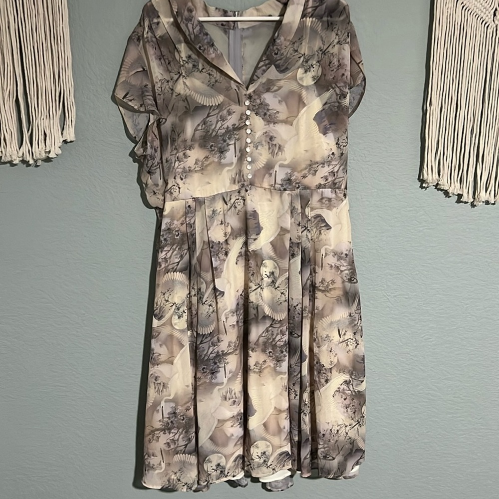 Gorgeous vintage-style dress with pearlesque buttons